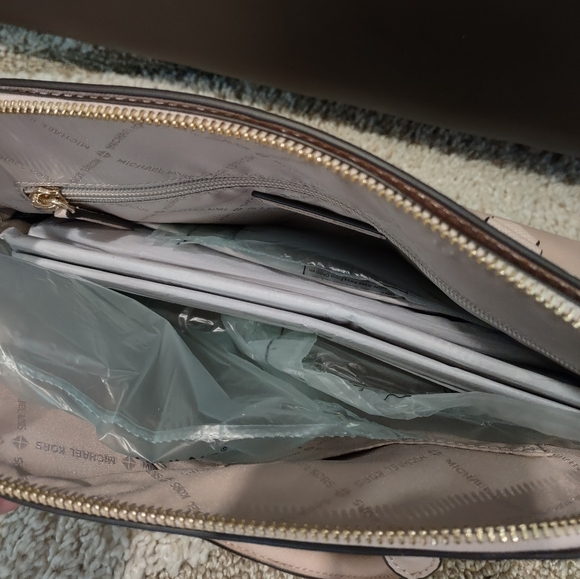 NWOT Michael Kors Cindy Medium Saffiano Leather Dome Satchel, Pink - Picture 2 of 9